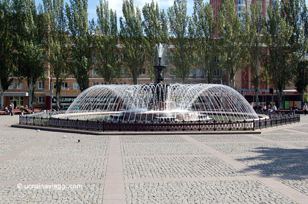 Donetsk, fontana in via Arthema