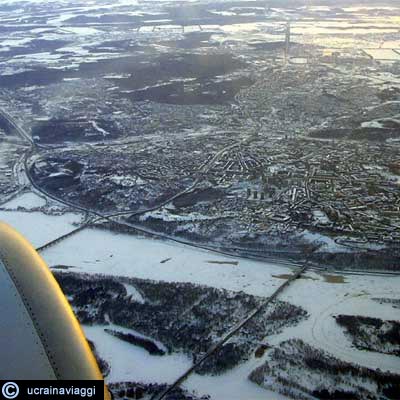 Dall'aereo, fiume Dnipro completamente ghiacciato