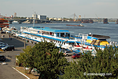 Kiev, fiume Dnipro e battelli fluviali